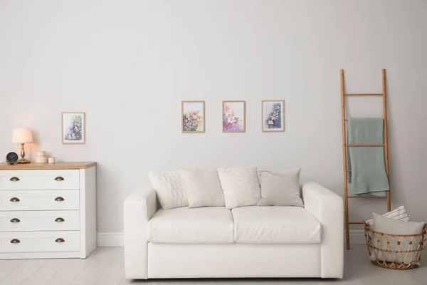 Moderno Salón Interior Con Cómodo Sofá —  Fotos de Stock