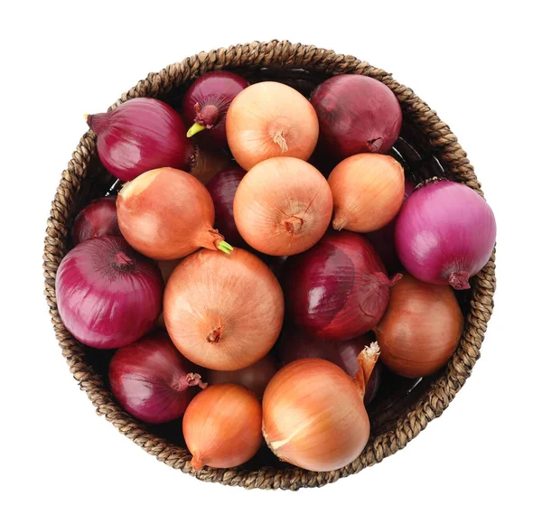 Korb Voller Zwiebelzwiebeln Isoliert Auf Weißem Grund Ansicht Von Oben — Stockfoto