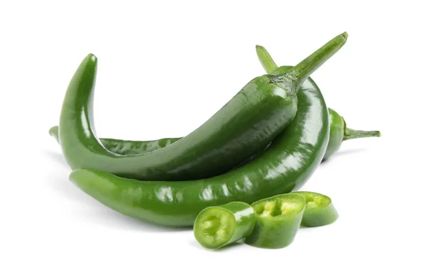 Snijd Hele Groene Hete Chili Paprika Witte Achtergrond — Stockfoto