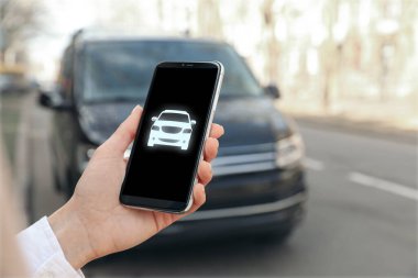 Araba sigortası için telefon kullanan kadın, yakın plan.