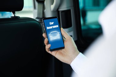 Otomobil sigortası olarak telefonu kullanan adam, yakın plan.