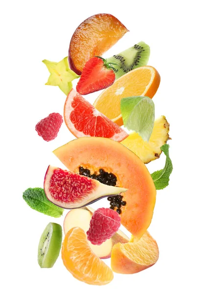 新鮮なおいしい果物と果実が白い背景に落ちます — ストック写真