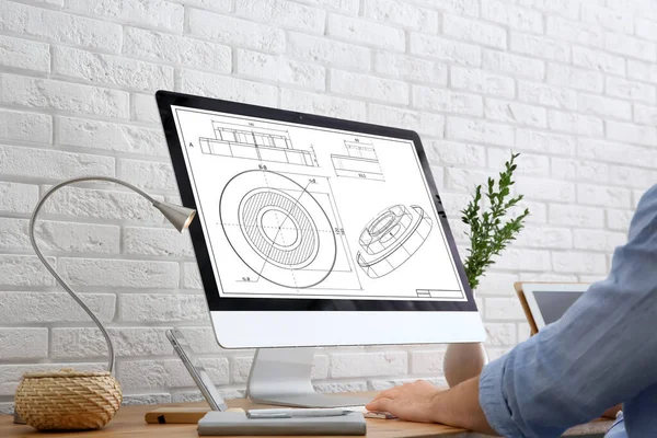 Man Ingenieur Werken Met Technische Tekening Computer Binnen Close — Stockfoto