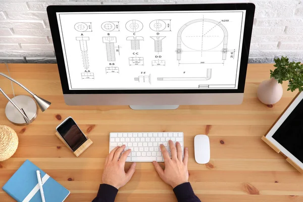 Man Ingenieur Werken Met Technische Tekening Computer Binnen Bovenaanzicht — Stockfoto