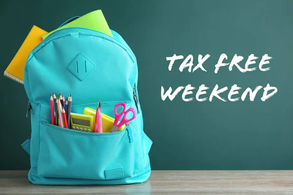 Hátizsák Iskolai Levélpapírral Szöveggel Tax Free Weekend Írva Táblára Osztályteremben — Stock Fotó