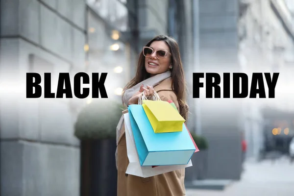 Schöne Junge Frau Mit Einkaufstüten Auf Der Straße Black Friday — Stockfoto