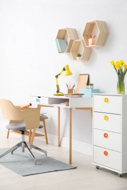 Modern konforlu iş yeri olan şık bir oda.