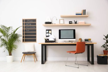 Ofisin içindeki modern bilgisayar. Şık bir iş yeri