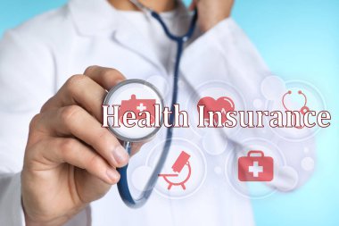 Deyim Sağlık Sigortası, simgeler ve steteskobu açık mavi arka planda olan doktor, yakın plan