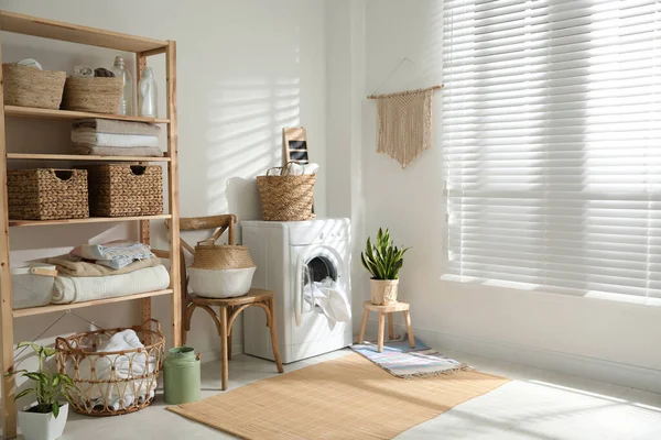 Çamaşır odasının içindeki modern çamaşır makinesi.