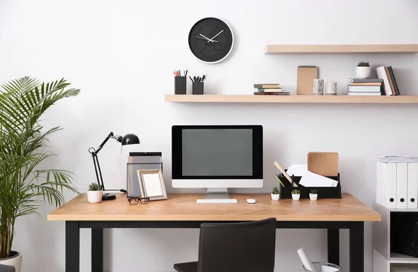 Moderner Computer Auf Dem Tisch Büroinnenraum Stilvoller Arbeitsplatz — Stockfoto