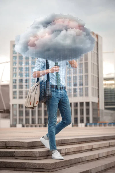 屋外に雲のある男 近代的なストレージ技術の概念 — ストック写真
