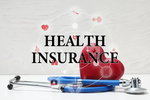 フレーズ健康保険 聴診器 赤いハートと光の背景のアイコン — ストック写真
