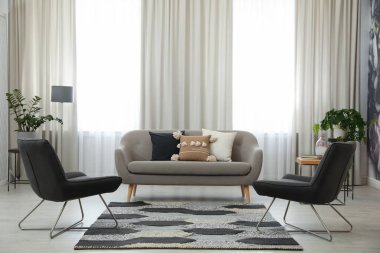 Rahat kanepe ve koltukları olan modern oturma odası.