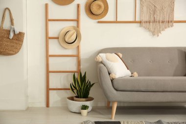 Oturma odasının içinde rahat bir kanepe var.