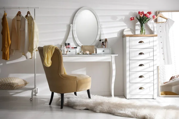Stilvolles Interieur Mit Elegantem Schminktisch Spiegel Und Bequemem Stuhl — Stockfoto