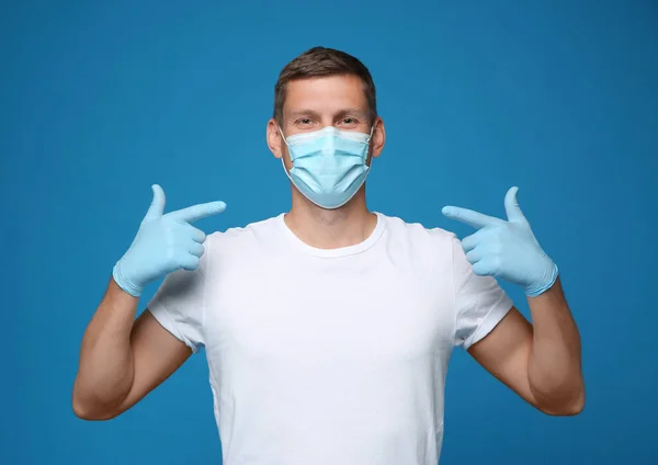Male Volunteer Mask Gloves Blue Background Protective Measures Coronavirus Quarantine — Stock Photo, Image