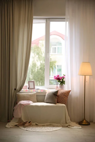 Cómodo Lugar Para Descansar Con Cojines Flores Peonía Cerca Ventana — Foto de Stock