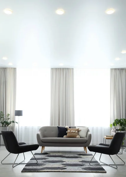 Rahat Kanepe Koltukları Olan Modern Oturma Odası — Stok fotoğraf