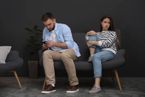 Jovem Prefere Smartphone Vez Sua Namorada Casa Problemas Relacionamento — Fotografia de Stock