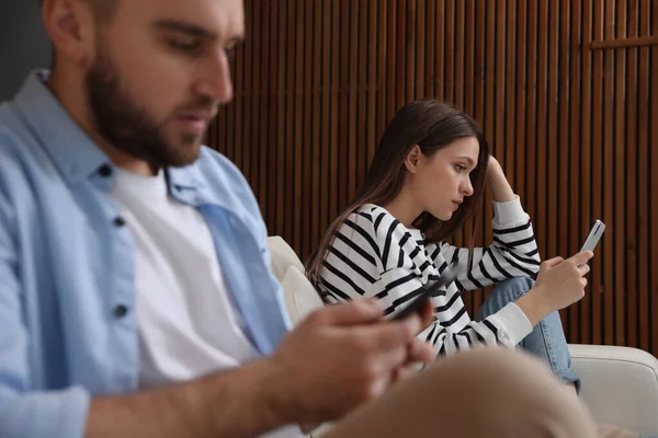 Casal Viciado Smartphones Ignorando Uns Aos Outros Casa Problemas Relacionamento — Fotografia de Stock