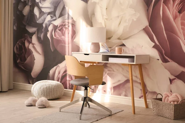 Elegante Quarto Floral Interior Com Mesa Moderna — Fotografia de Stock