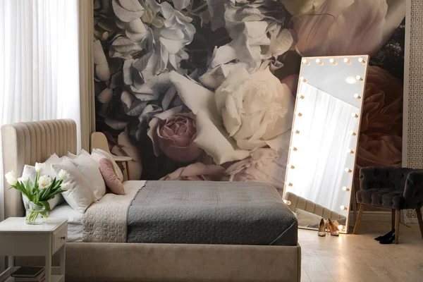 Όμορφο Εσωτερικό Δωμάτιο Μεγάλο Κρεβάτι Καθρέφτη Και Floral Μοτίβο Στον — Φωτογραφία Αρχείου