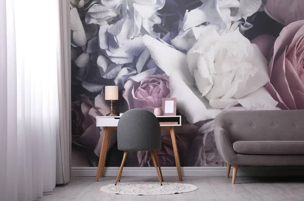 Quarto Bonito Interior Com Mobiliário Elegante Padrão Floral Parede — Fotografia de Stock