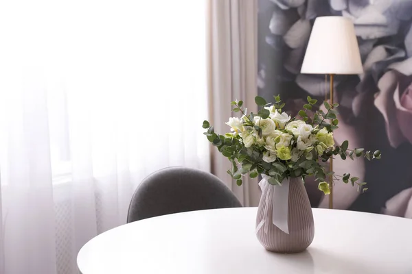 白いテーブルの上に美しい花束を屋内で花瓶 テキストのためのスペース スタイリッシュなインテリア要素 — ストック写真