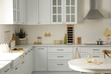 Beyaz yuvarlak masalı zarif mutfak iç tasarımı.