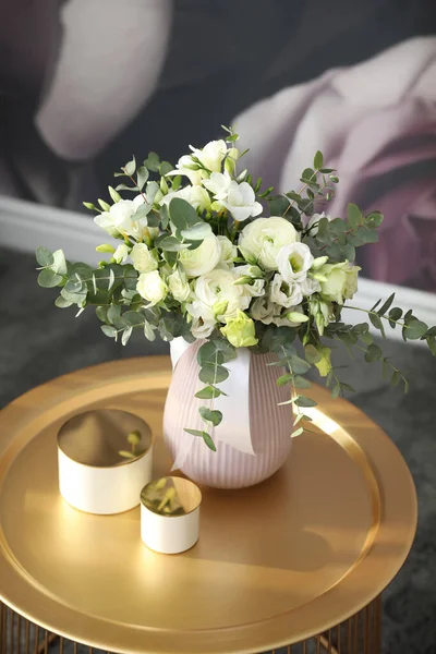 部屋のテーブルの上の花の美しい花束 スタイリッシュなインテリアデザイン — ストック写真