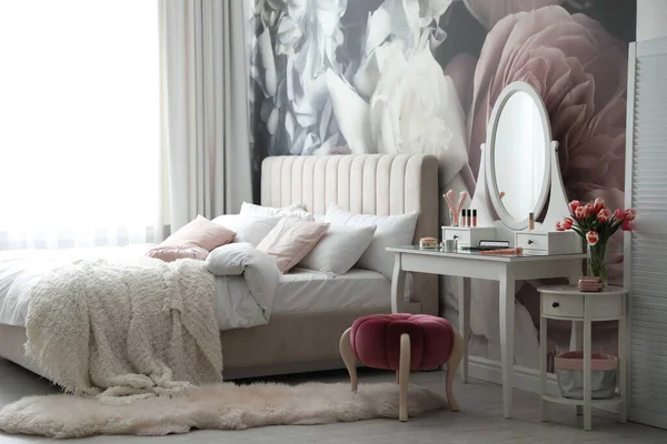 エレガントなドレッシングテーブルと花の壁紙とスタイリッシュなベッドルームのインテリア — ストック写真