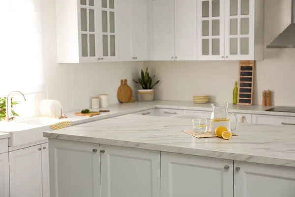 キッチンの白い大理石のテーブルの上に新鮮なレモネード スタイリッシュなインテリアデザイン — ストック写真