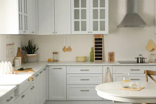 Elegante Cocina Diseño Interior Con Mesa Redonda Blanca — Foto de Stock