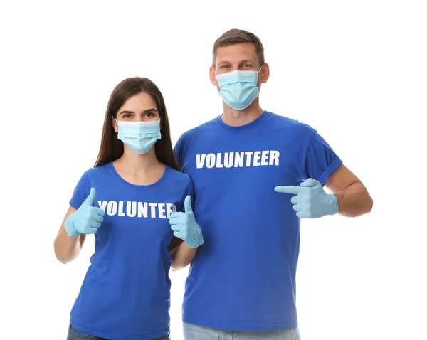 Vrijwilligers Maskers Handschoenen Witte Achtergrond Beschermende Maatregelen Tijdens Quarantaine Van — Stockfoto