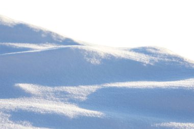 Beyaz arkaplanda kar yığını, yakın plan 