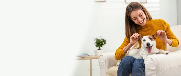 Wanita Muda Dengan Hewan Peliharaan Lucu Rumah Ruang Untuk Teks — Stok Foto