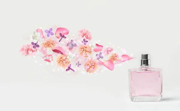 Parfüm Mit Blumigem Duft Auf Weißem Hintergrund — Stockfoto