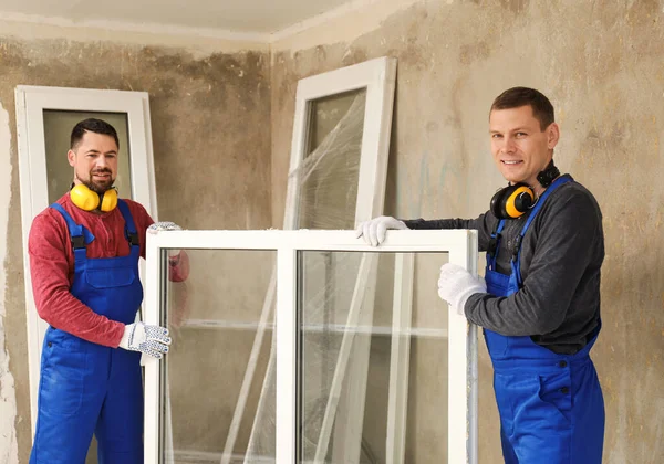 Trabajadores Uniforme Con Nueva Ventana Plástico Interior — Foto de Stock