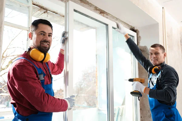 Lavoratori Che Utilizzano Cacciavite Elettrico Installazione Finestre All Interno — Foto Stock