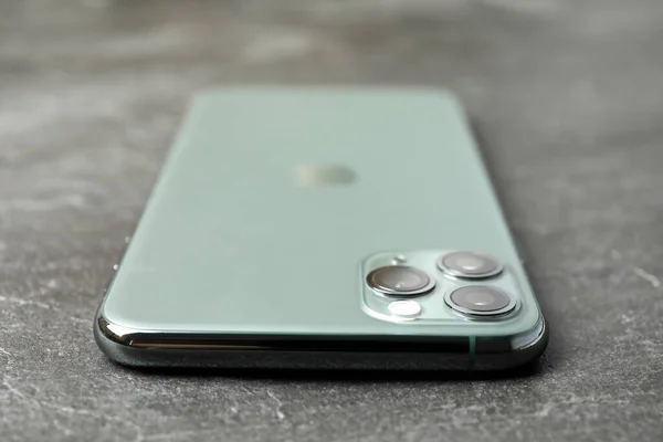 Mykolaiv Ukraine นาคม 2020 Iphone Pro Midnight Green บนพ นหล — ภาพถ่ายสต็อก