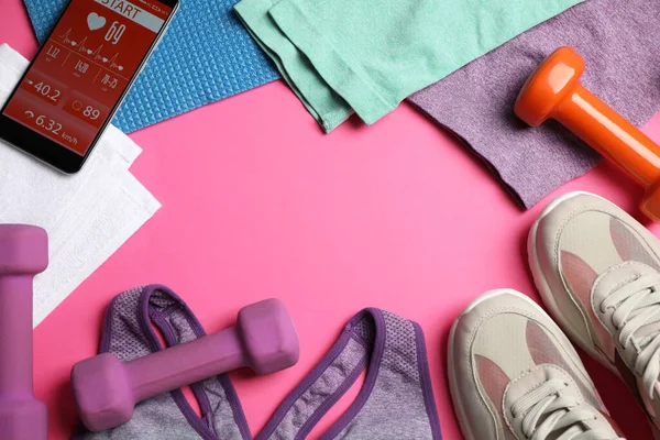 Rama Wykonana Urządzeń Fitness Smartfona Różowym Tle Płaski Leżak Miejsce — Zdjęcie stockowe