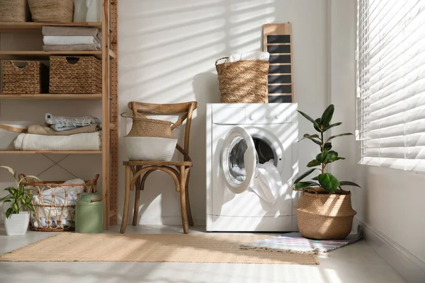 Moderne Waschmaschine Und Pflanzen Der Waschküche — Stockfoto
