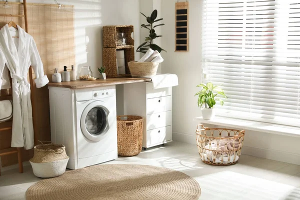 Interior Elegante Banheiro Com Máquina Lavar Roupa Moderna — Fotografia de Stock