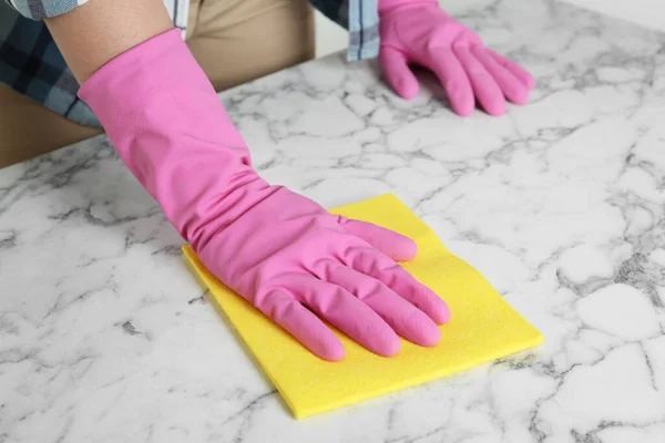 Mujer Con Guantes Limpiando Mesa Mármol Blanco Con Trapo Primer —  Fotos de Stock