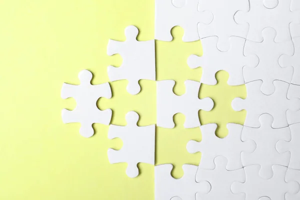 Prázdné Bílé Puzzle Oddělenými Kousky Žlutém Pozadí Byt Ležel — Stock fotografie