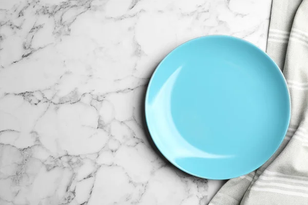Assiette Tissu Bleu Clair Sur Table Marbre Blanc Pose Plate — Photo