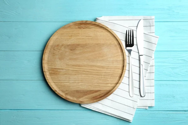 Wooden Plate Cutlery Napkin Light Blue Table Flat Lay — Stock Photo, Image