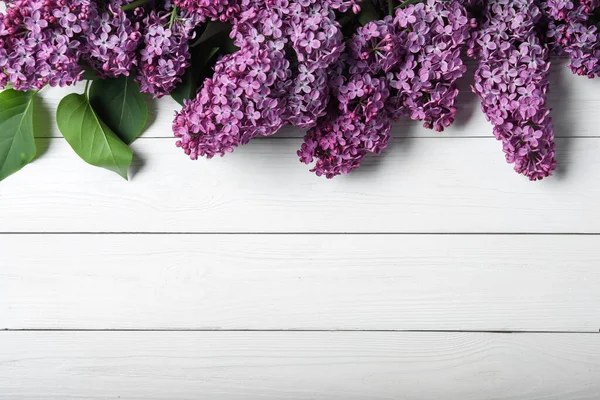 Hermosas Ramas Color Lila Flor Sobre Fondo Madera Blanca Disposición —  Fotos de Stock