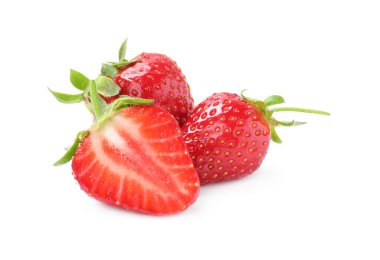 Lezzetli taze olgun çilekler beyazda izole edilmiş.